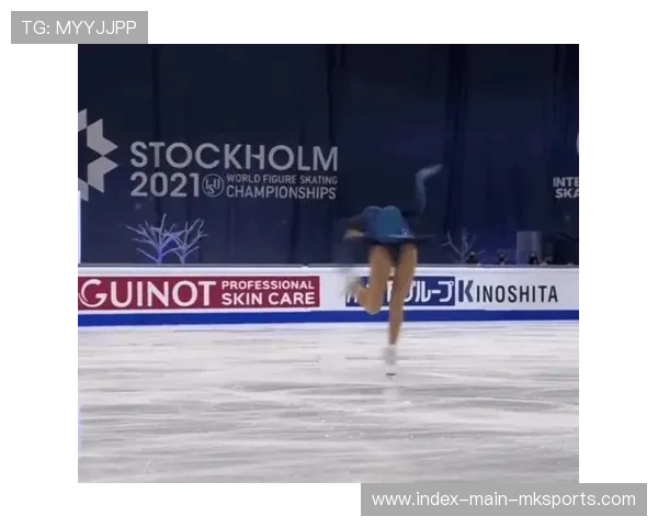 滑冰女单旋转速度惊人,裙摆如风车 滑冰女单旋转速度惊人,裙摆如风车