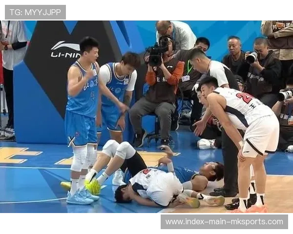 广东宏远徐杰脚踝扭伤，离场画面揪心